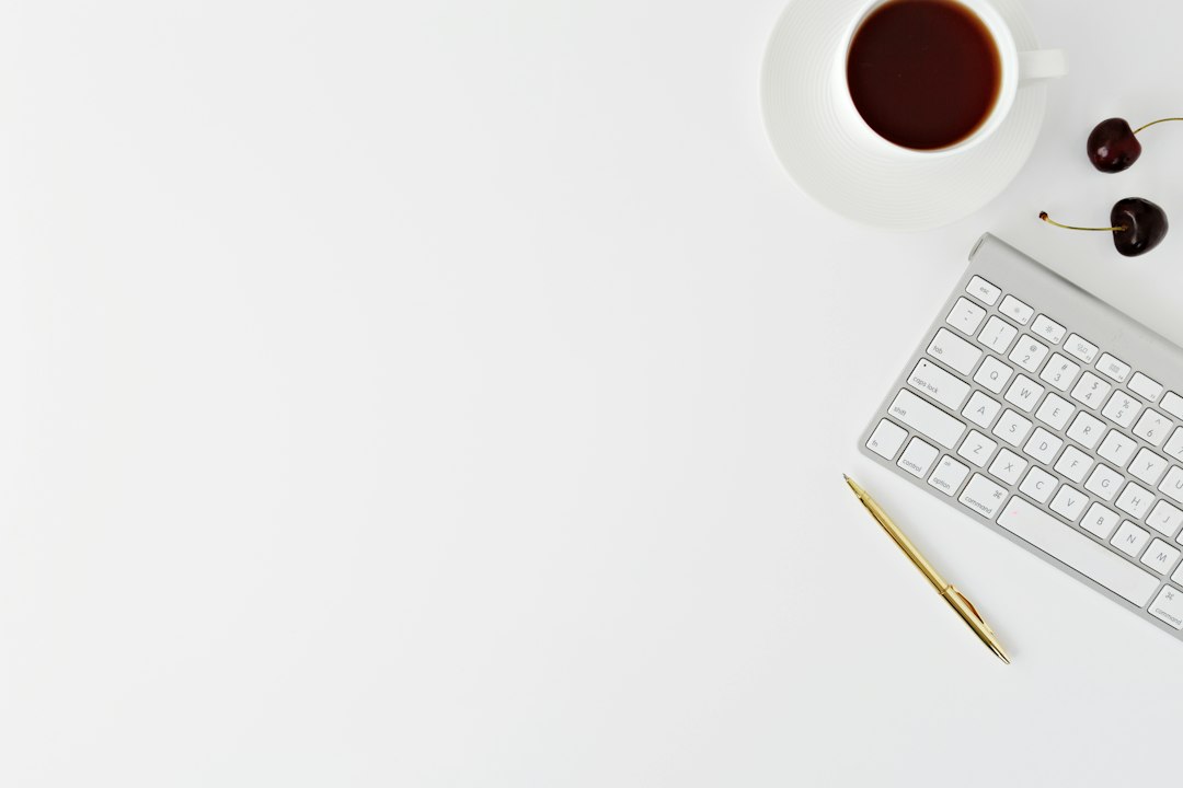 مكتب عمل تجارة إلكترونية يتضمن مفكرة تخطيطية لتحسين سيو متجر سلة وتصدر نتائج محركات البحث